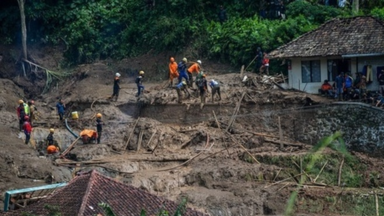 Endonezya’da toprak kayması: Ölü sayısı yükseldi!