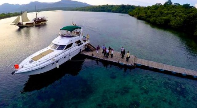 Endonezya'da turist feribotunda patlama: 2 kişi öldü