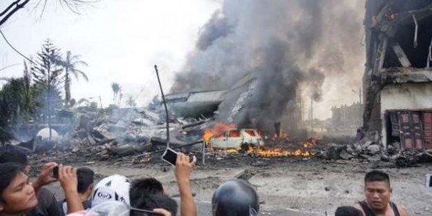 Uçak düştü: Onlarca ölü var