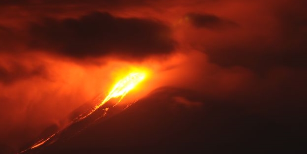 Endonezya'da yanardağ faaliyete geçti