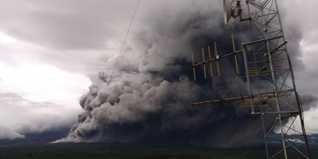Endonezya'da yanardağ patladı