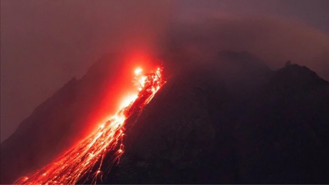 Endonezya’da yanardağ patladı, uçuşlar iptal edildi: Mahsur kaldılar