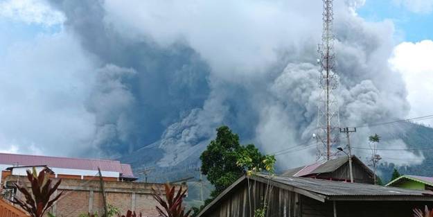 Endonezya'da yanardağ patladı! Yetkililer uyarı yaptı