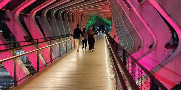 Endonezya’da yaya köprüleri Filistin bayrağı renkleri ile aydınlatılıyor