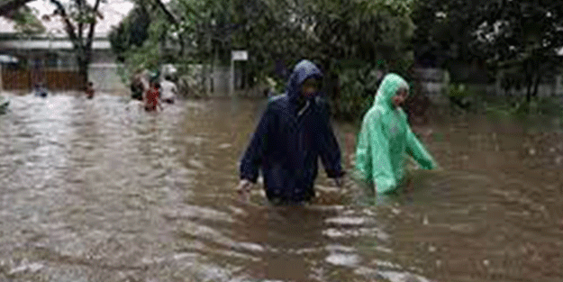 Endonezya'da yer yerinden oynadı! 9 ölü