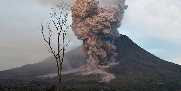 Endonezya'da yanardağ faciası: 11 ölü