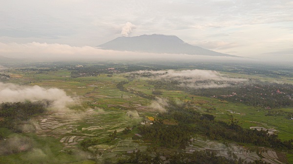 Endonezya'daki Merapi Yanardağı kül püskürttü