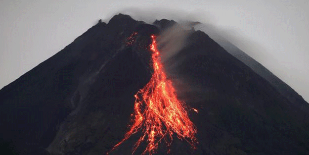 Endonezya'daki Merapi Yanardağı'nda yine volkanik hareketlilik yaşandı