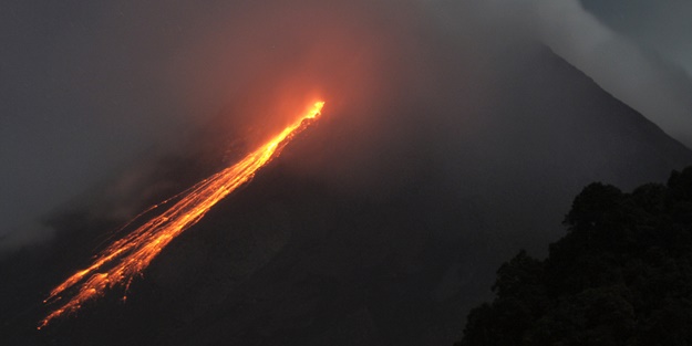 Endonezya'daki yanardağda volkanik hareketlilik