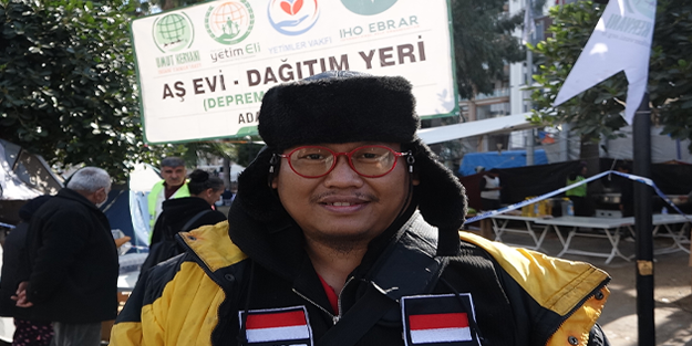 Endonezya'dan deprem bölgesine gelen doktor malzeme taşıyıp yemek pişiriyor