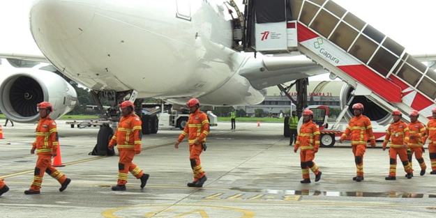 Endonezyalı ekip dönme kararı aldı! Döndüklerinde çiçeklerle karşılandılar