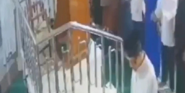 Endonezyalı imam namaz kıldırırken secdede vefat etti! O anlar cami kamerasına yansıdı