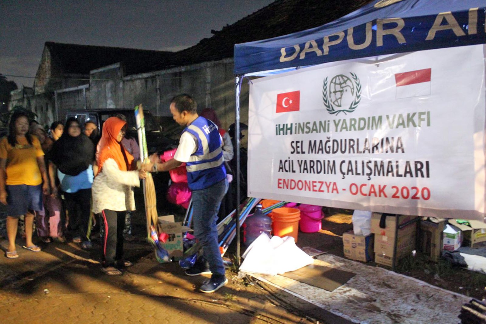 Endonezyalı sel mağdurlarına acil yardım