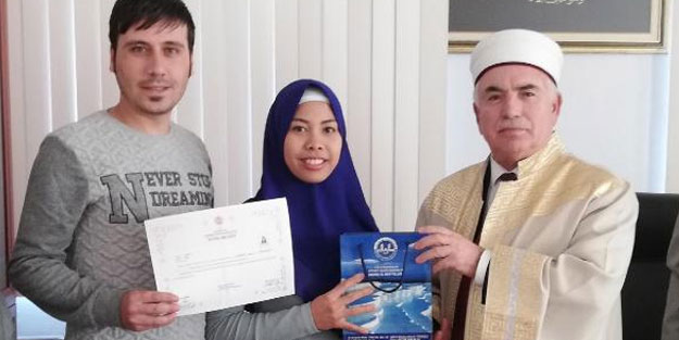 Endonezyalı Widianti, Müslüman olup 'Sedef' ismini aldı