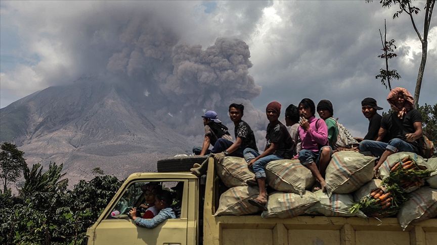 Endonezya’nın Sinabung Yanardağı yeniden kül püskürtmeye başladı