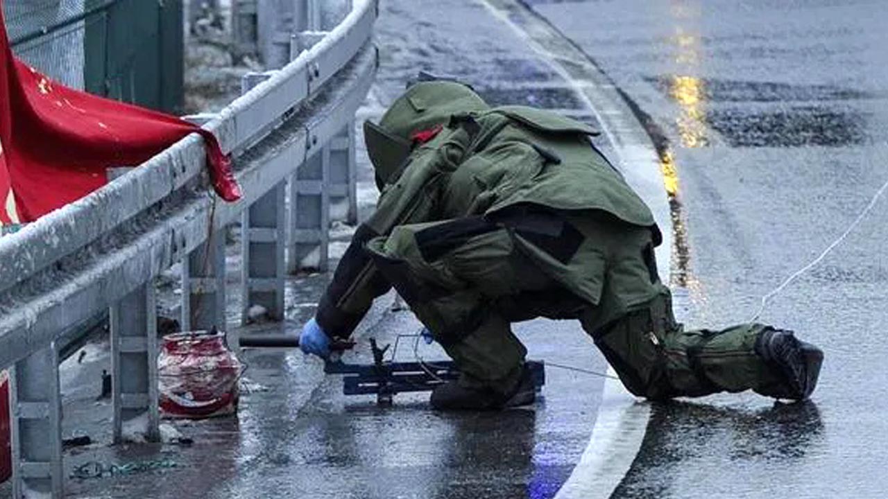 Endonezya’yı sarsan patlama: Lise öğrencisinin bombası 96 kişiyi yaraladı