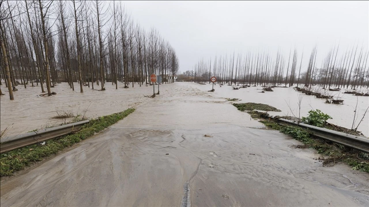 Endülüs'te binlerce kişiye tahliye