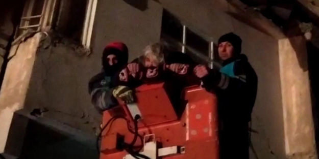 Enerji çalışması yapan ekipler enkazdan 80 yaşındaki kadını kurtardı