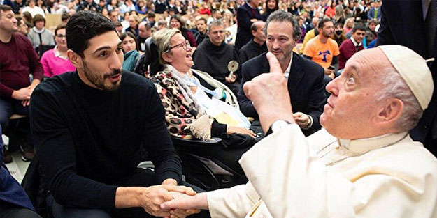 Enes Kanter "babası" gibi Papa'nın eteğine yapıştı