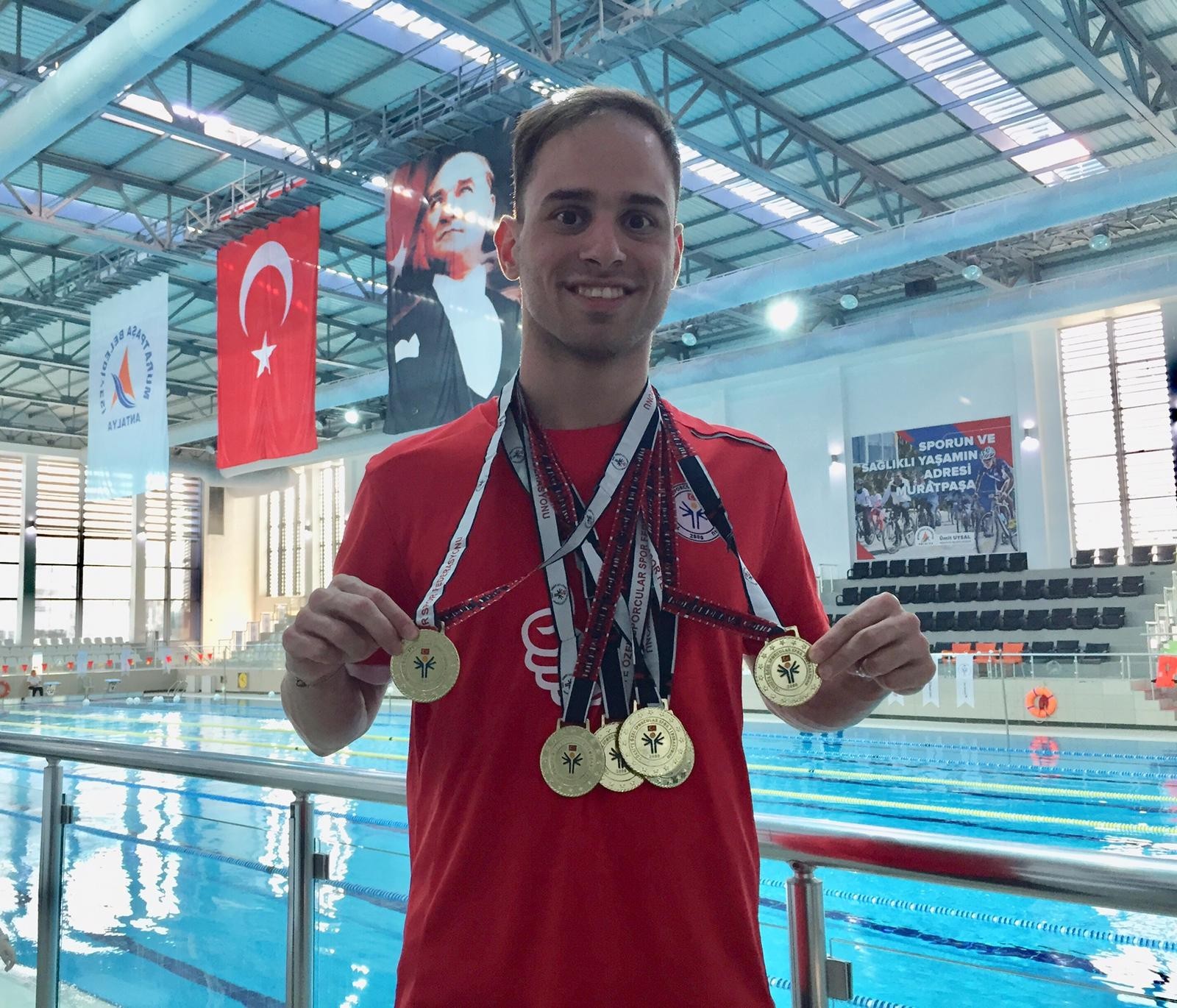 Engelleri yüzerek aştı, genç yaşında 120 madalya kazandı