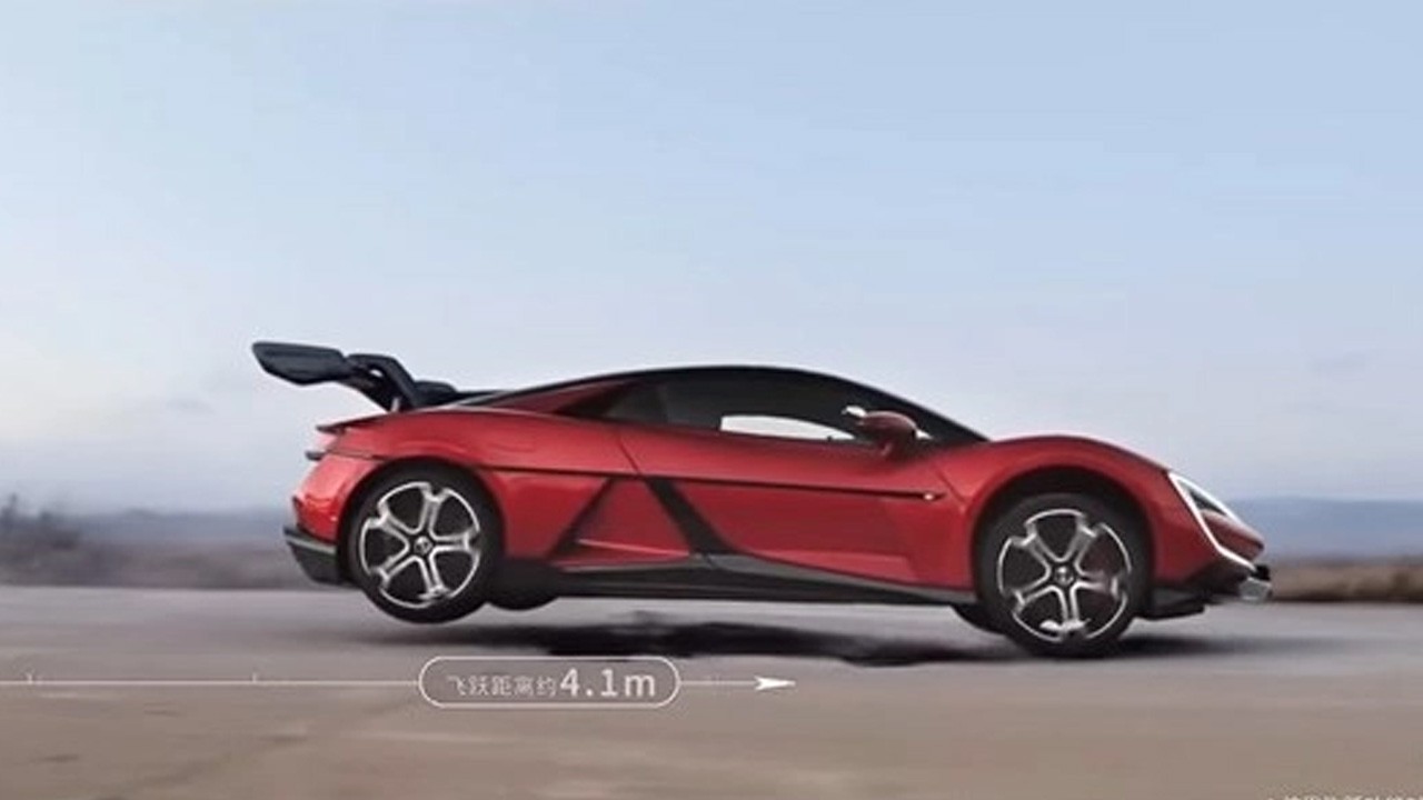 Engelleri zıplayarak aşan otomobil