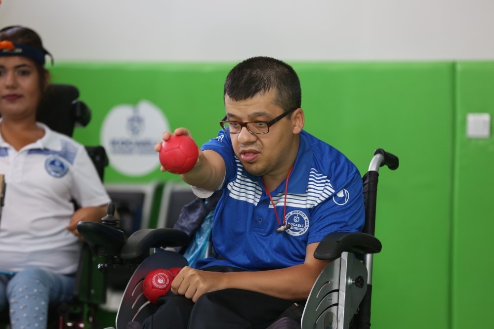 Engelli Bilal’in spor yapma hayali oyuncak satarken gerçek oldu 