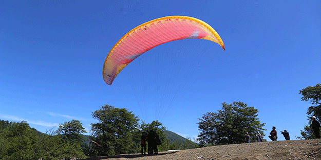 Engelli bireyler ilk kez yamaç paraşütü heyecanı yaşadı