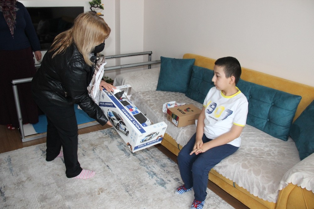 Engelli çocuğa en anlamlı 23 Nisan sürprizi 