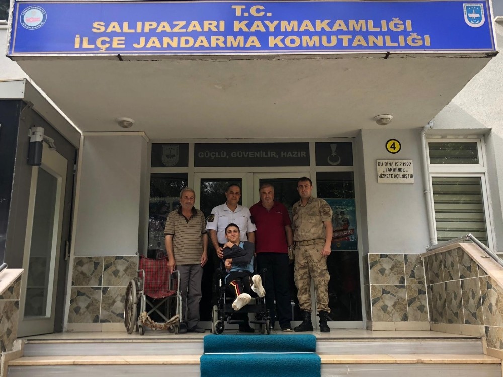 Engelli çocuğa jandarmadan tekerlekli sandalye 