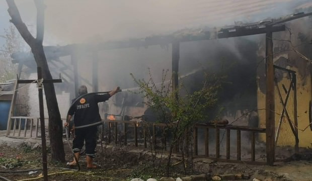 Engelli çocuklarıyla alevler arasında kaldı!