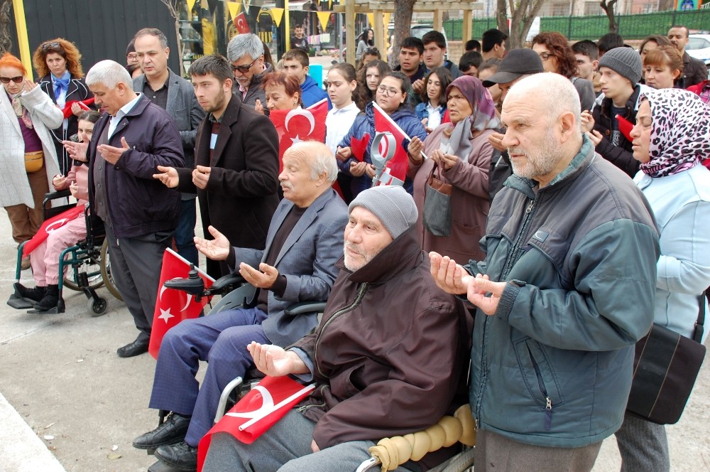 Engelli dernekleri ve öğrenciler şehitler için yürüdü 