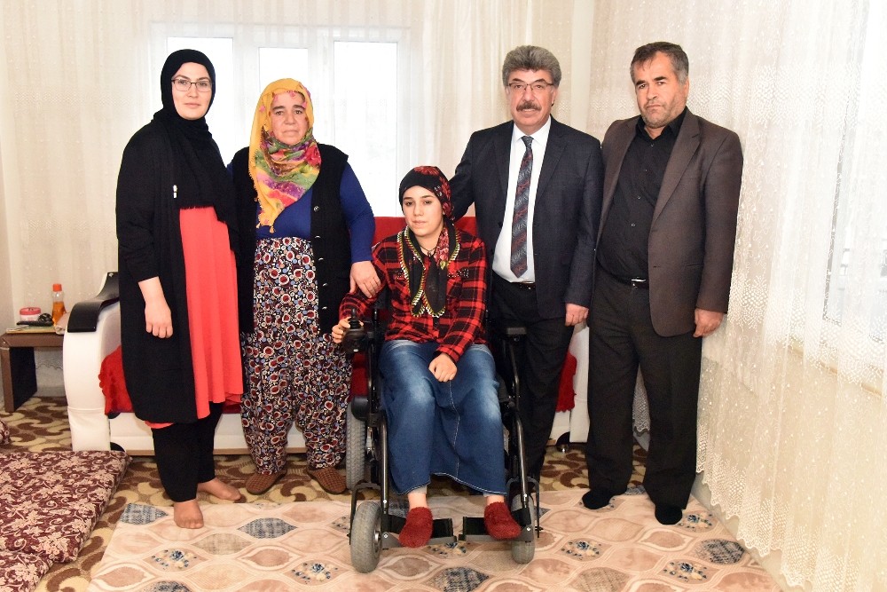 Engelli genç kız akülü tekerlekli sandalyesine kavuştu 