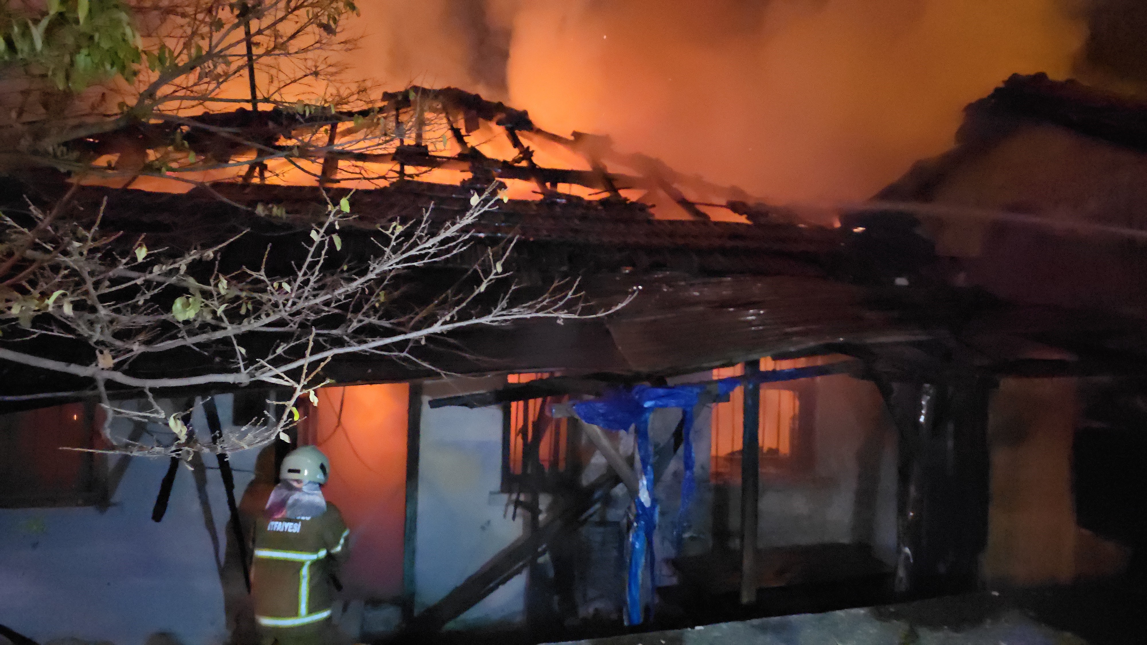 Engelli genç yangından son anda kurtuldu