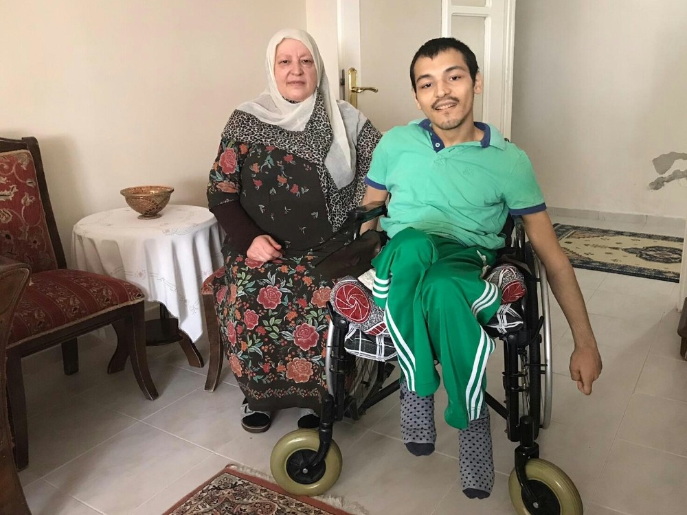 Engelli gencin ailesi akülü sandalye istiyor 