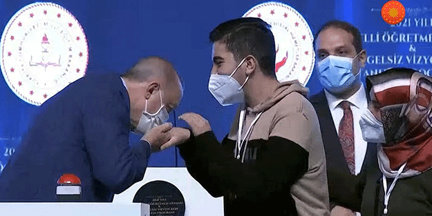 Engelli gencin hediyesi herkesi duygulandırdı! Başkan Erdoğan elinden öperek teşekkür etti