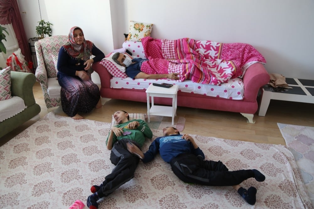 Engelli iki oğlu ve kanser hastası eşine tek başına bakıyor 