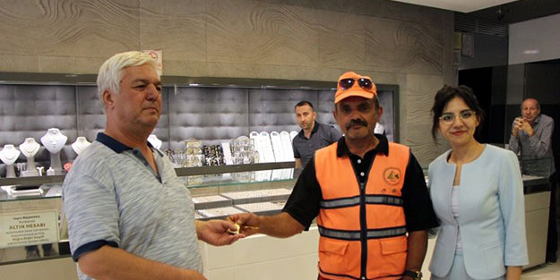 Engelli işçi bulduğu altını sahibine teslim etti