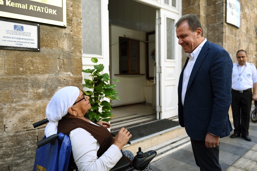 Engelli kadının akülü sandalye sevinci 
