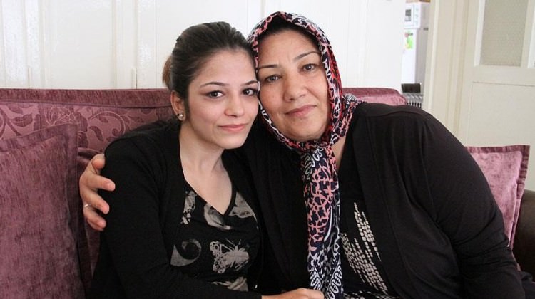 Engelli kızını sırtında taşıyarak hayata bağlıyor