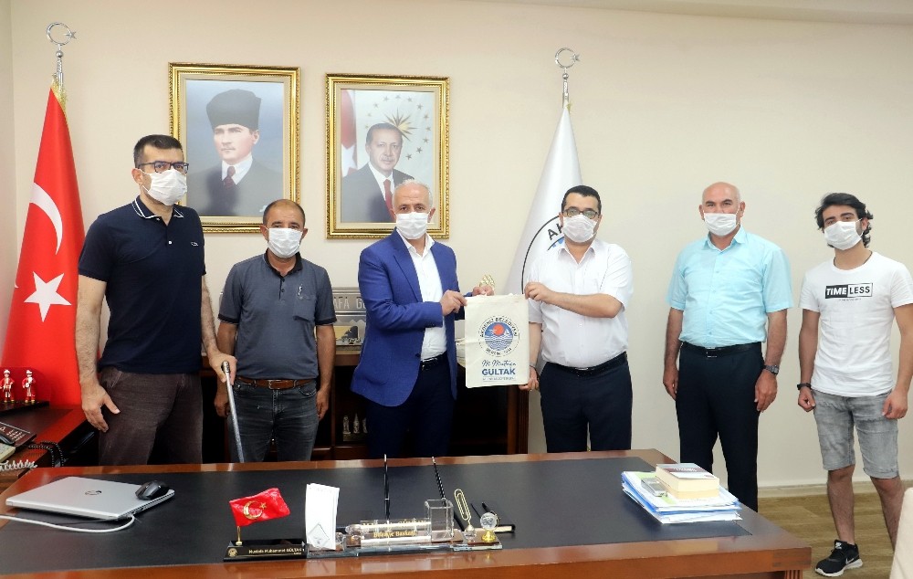 Engelli Kooperatifinde üretilen ilk bez çantalar Başkan Gültak’a hediye edildi 
