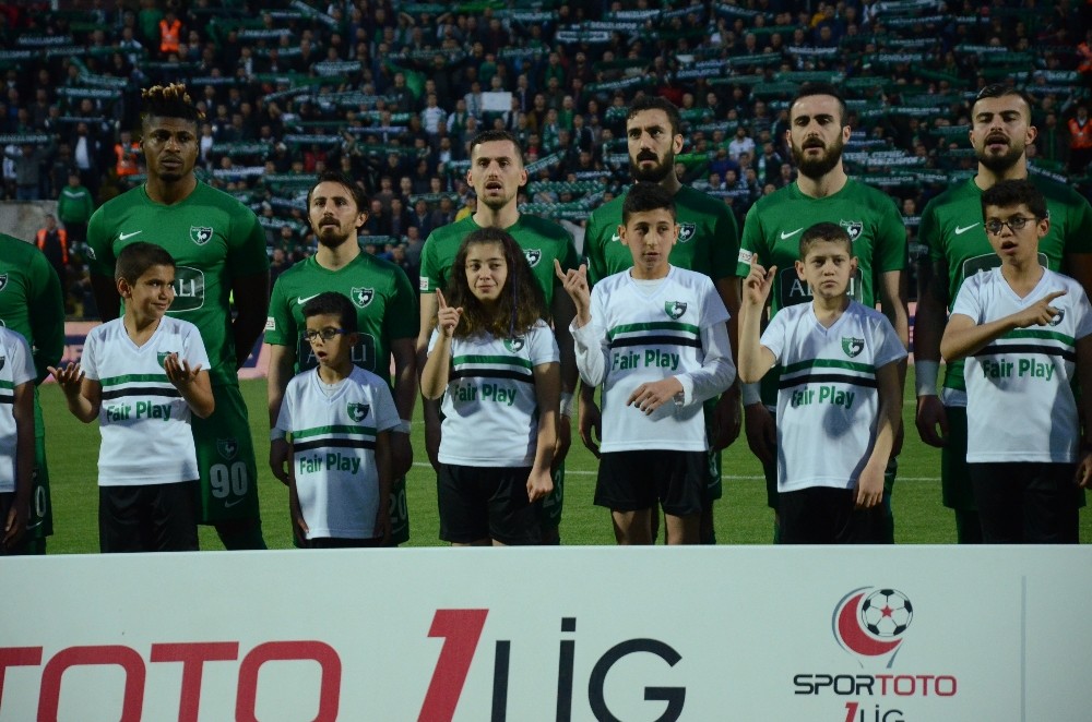 Engelli minikler seremonide İstiklal Marşı’nı işaret diliyle okudu 