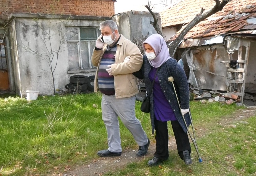 Engelli muhtar, görme engelli eşiyle birlikte sokağa çıkamayanların yardımına koşuyor 