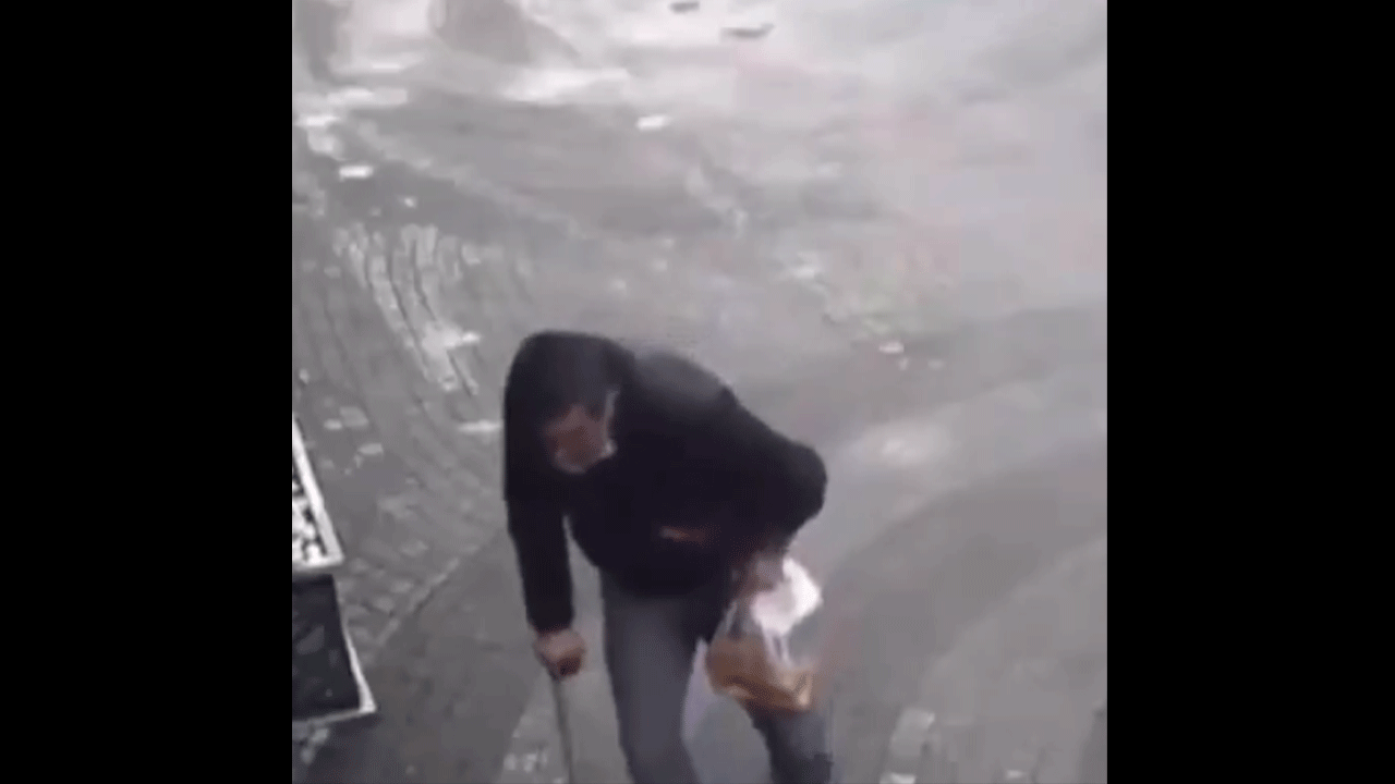 Engelli numarası yaparak dilencilik yapan şahıs, zabıtayı görünce koşmaya başladı