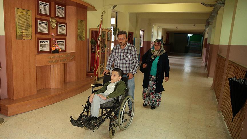 Engelli oğlunun hatırına okulunda hademelik yapıyor