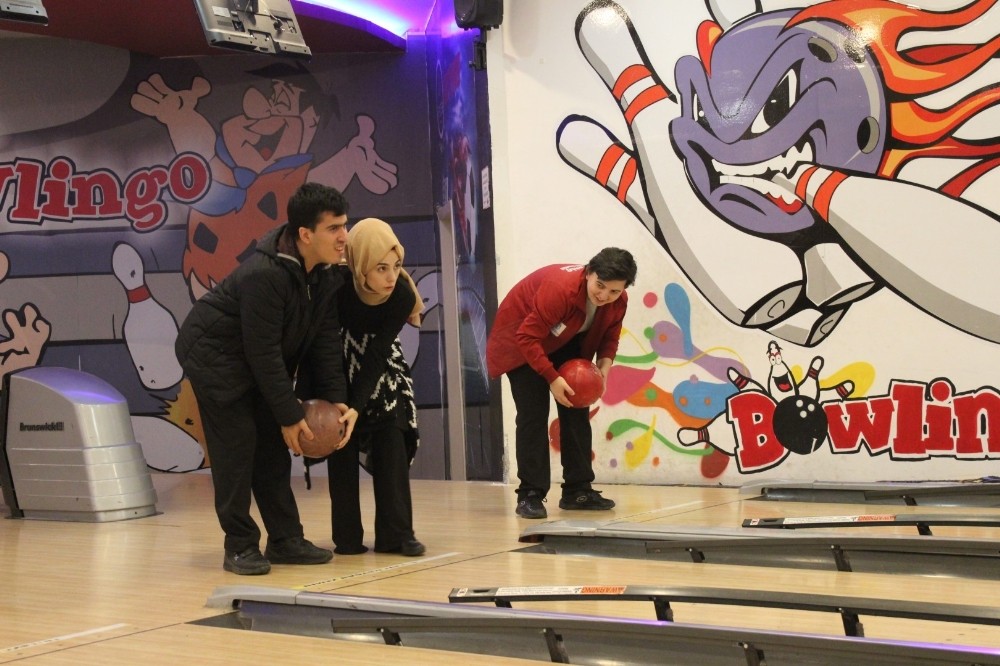 Engelli öğrenciler bowling turnuvasında 