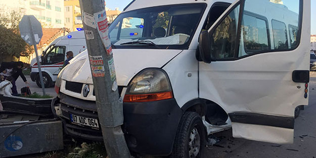 Engelli öğrencileri taşıyan minibüs kaza yaptı: Yaralılar var