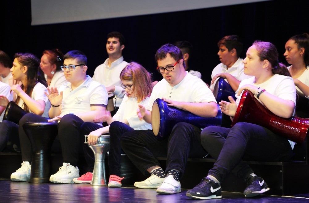 Engelli öğrencilerin gösterileri ayakta alkışlandı 