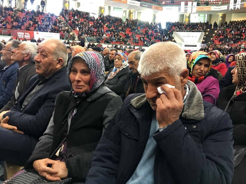 Engelli oğulları adına ev çıkınca gözyaşlarına hakim olamadılar 
