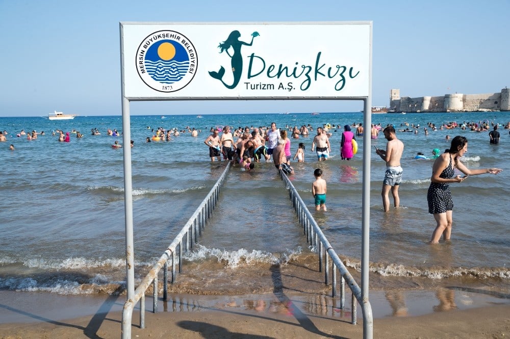 Engelli plajlara Türkiye’nin dört bir yanından misafirler geliyor 