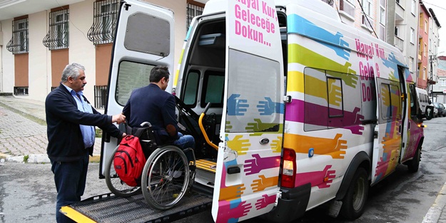 Engelli seçmenler asansörlü araçlarla taşınacak